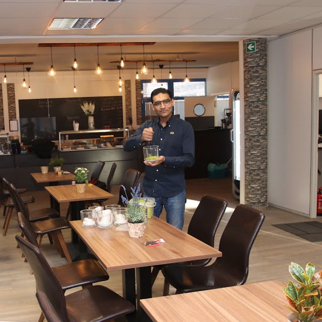 Auf dem Foto ist Gastronom Ali Mohammad in seinem „Schmatz-Event-Café“ zu sehen.