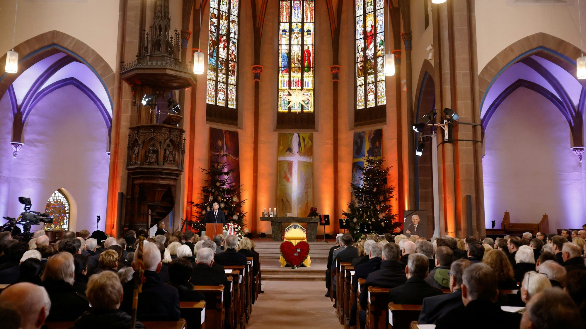 Beim Gottesdienst in Offenburg nahmen viele Personen Abschied von Wolfgang Schäuble.