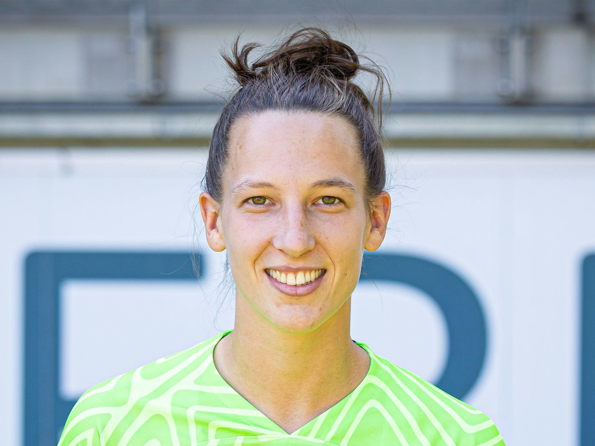 Sara Agrez posiert im Wolfsburg-Trikot.