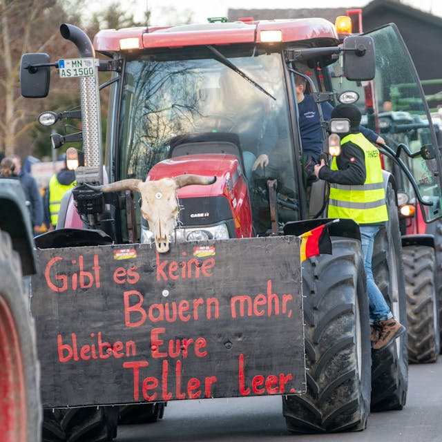 Der Schädel eines toten Rindes samt eines Plakats mit der Aufschrift "Gibt es keine Bauern mehr, bleiben eure Teller leer" sind bei einer Kundgebung des Bauernverbandes gegen die Sparpläne der Bundesregierung an einem Traktor angebracht. Mit mehr als 500 Traktoren demonstrierten Landwirte aus Nordschwaben und Ost-Württemberg. +++ dpa-Bildfunk +++