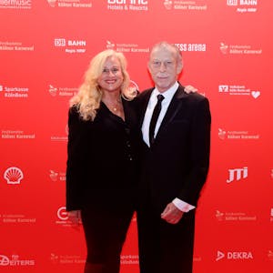 Christoph Daum mit Ehefrau Angelica Camm-Daum auf dem Roten Teppich.