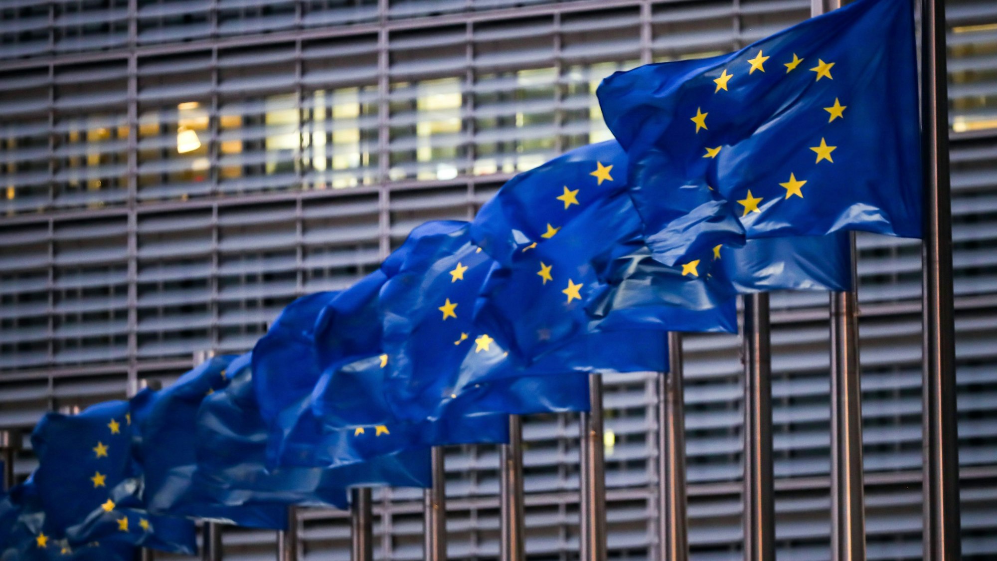 Europaflaggen wehen vor dem Sitz der EU-Kommission in Brüssel. Das sind die Flaggen der Europäischen Union.