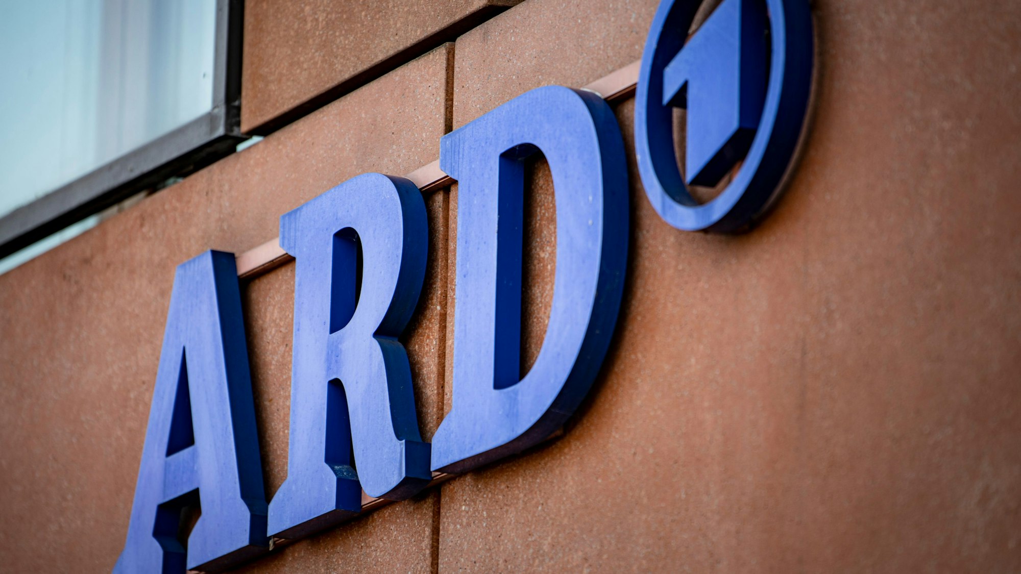 Das ARD-Logo hängt an der Fassade des ARD-Hauptstadtstudios im Regierungsviertel.
