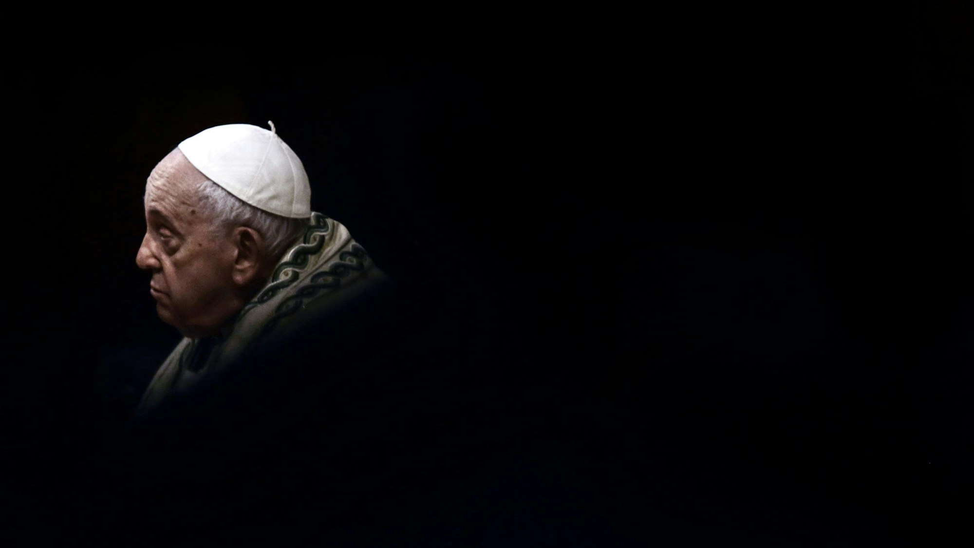 Papst Franziskus sitzt im Petersdom und feiert die Heilige Messe.