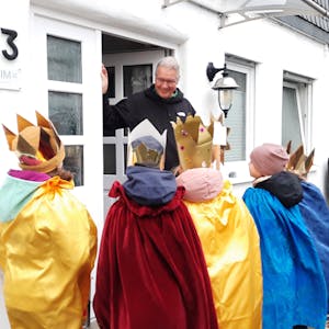 In Lindlar-Altenrath öffnet Stephan Bovat den fünf kleinen „Sternsingerinnen“ gern die Tür und füllt die Spendendose