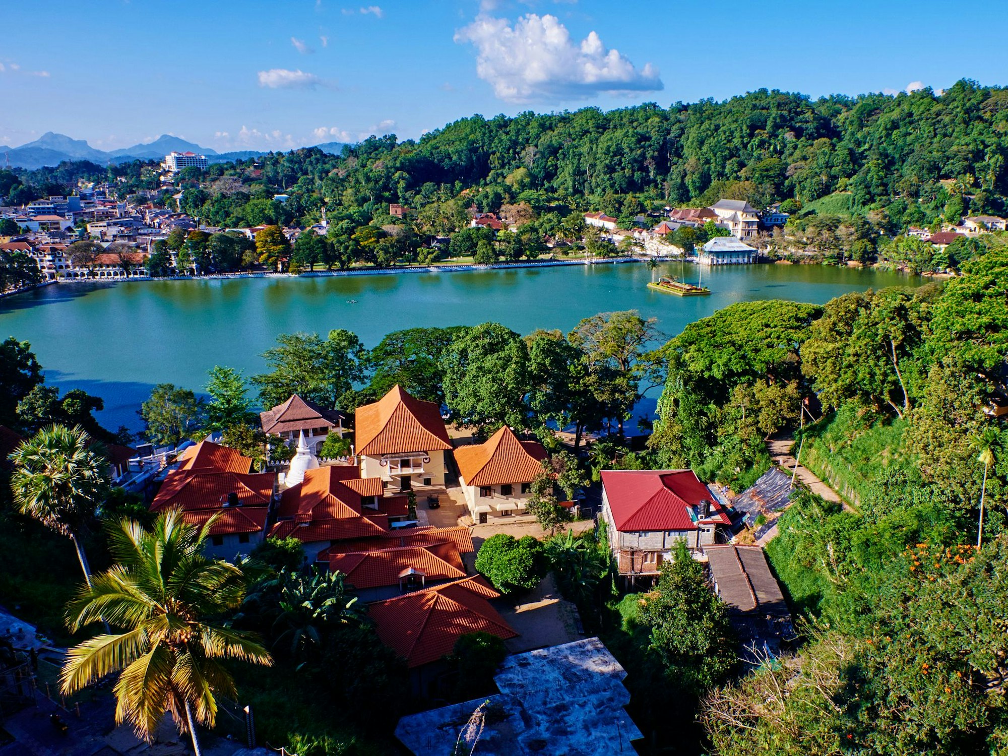 Ein Dorf an einem See auf Sri Lanka.