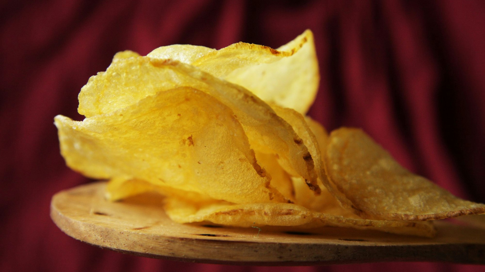Chips liegen auf einer Platte.