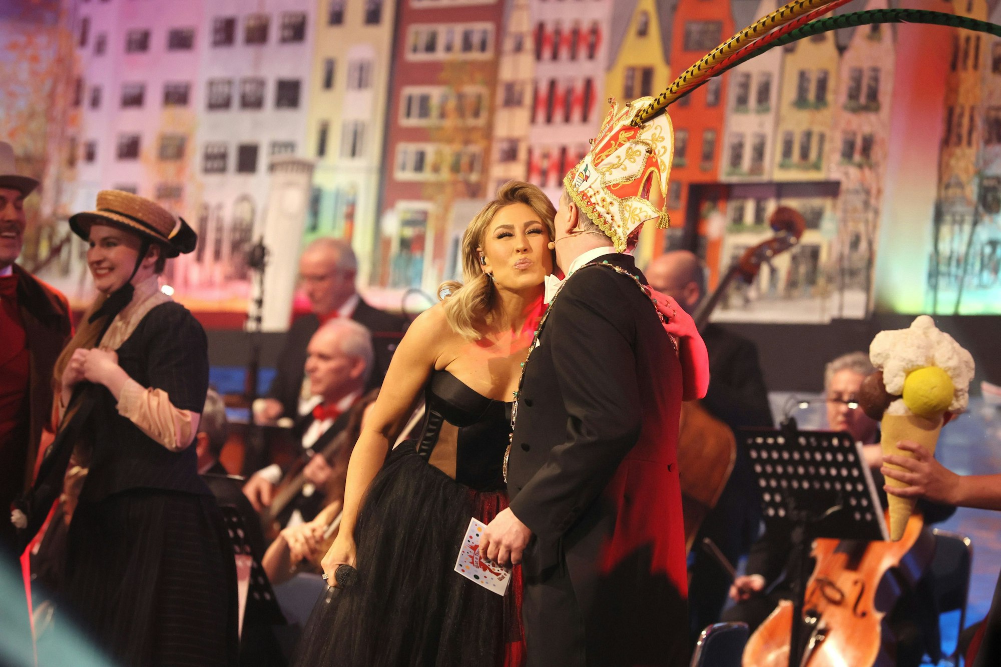 Linda Teodosiu und Christoph Kuckelkorn mit dem Emsemble der Original Tanzgruppe Kölsch Hänneschen.
