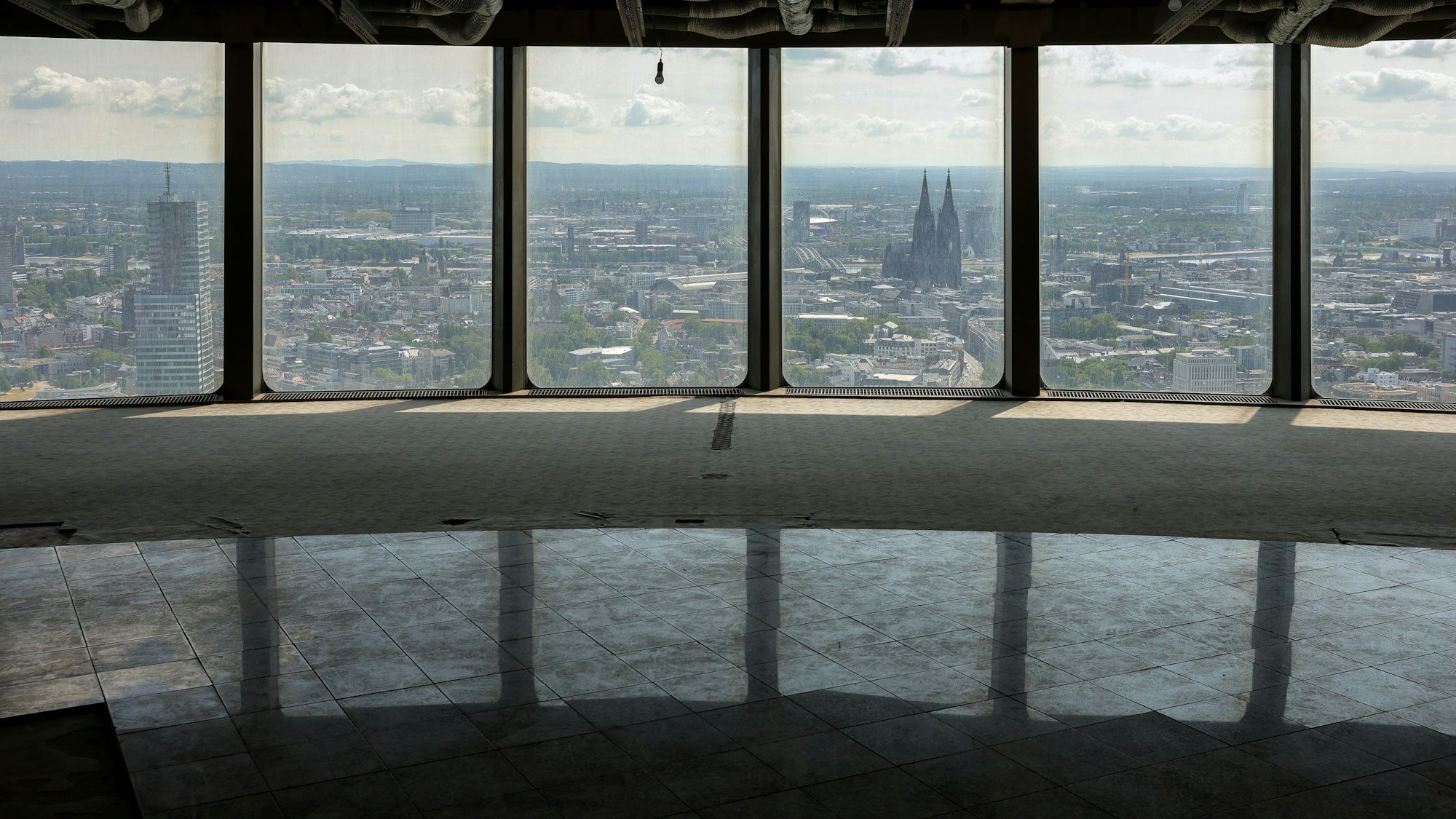 Ausblick aus der ehemaligen Besucherplattform des Kölner Fernsehturms auf den Kölner Dom.