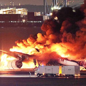 Ein Airbus A350 brannte auf dem Flughafen in Tokio komplett aus.
