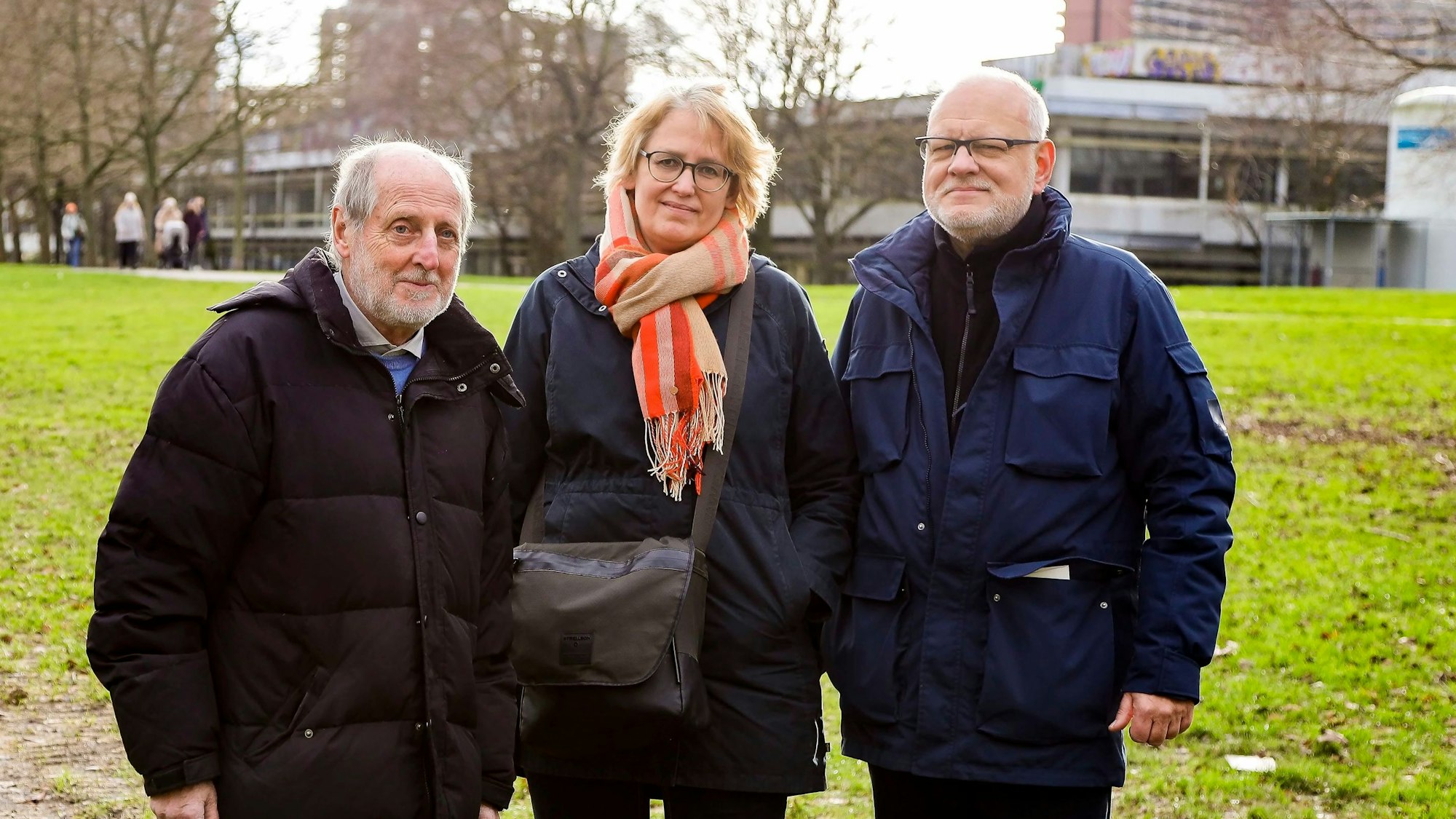 Dr. Helmut Röscheisen, Coletta Scharf und Jörg Frank vom Naturschutzverein BUND stehen auf den Uniwiesen.