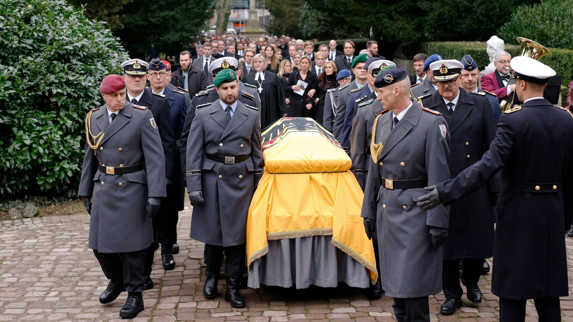 Soldaten begleiten nach dem Gottesdienst bei der Trauerfeier für Wolfgang Schäuble den Sarg auf dem Weg zum Friedhof.