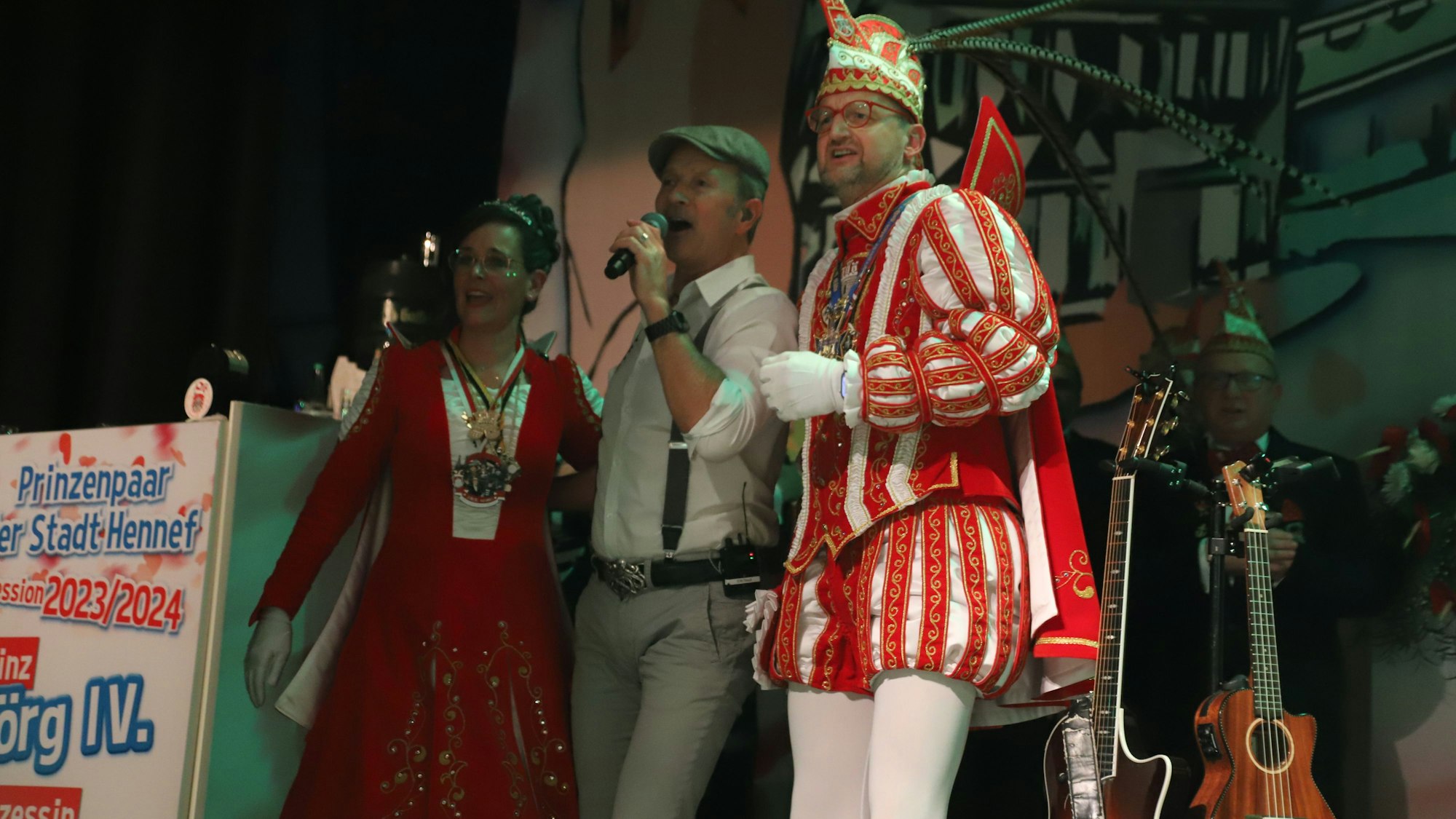Die 1. Hennefer Karnevalsgesellschaft, die das Prinzenpaar stellt, hatte für die Kostüm- und Prunksitzung ein großartiges Prgramm zusammengestellt. Prinz Jörg IV. mit Prinzessin Kathrin I. und dem Frontmann der "Klüngelköpp", Frank Reudenbach.