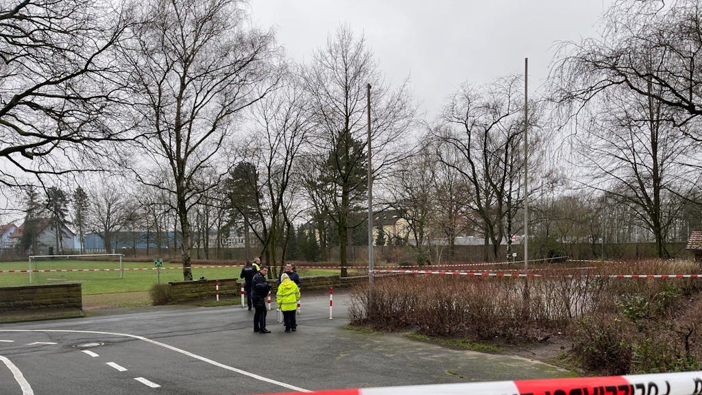 Eine Polizeiabsperrung am Fundort eines Neugeborenen unweit eines Schulgeländes in Bielefeld: Ein Spaziergänger hatte am Samstag ein Tuch mit einer Nabelschnur an einer Straße im Stadtbezirk Brackwede gefunden und die Feuerwehr gerufen.