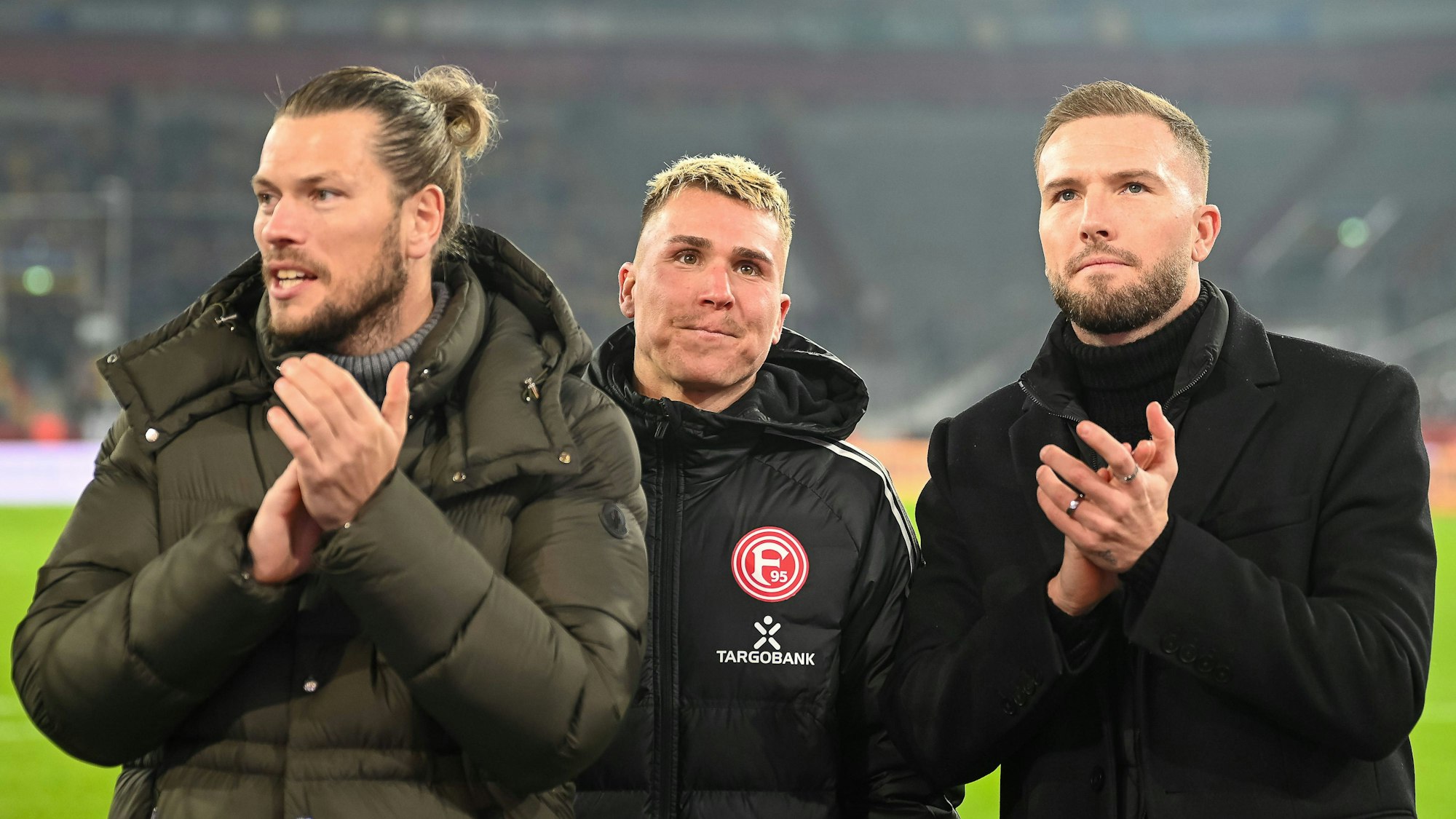 Die Düsseldorf-Profis Daniel Ginczek, Felix Klaus und Andre Hoffmann applaudieren den Fans nach dem Spiel gegen den FC Schalke 04.