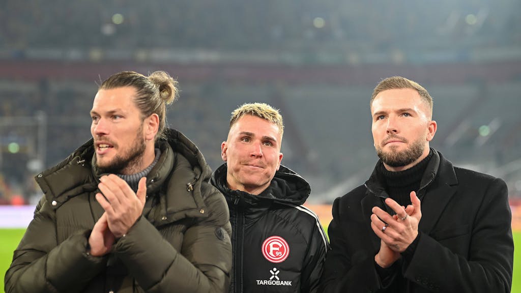 Die Düsseldorf-Profis Daniel Ginczek, Felix Klaus und Andre Hoffmann applaudieren den Fans nach dem Spiel gegen den FC Schalke 04.