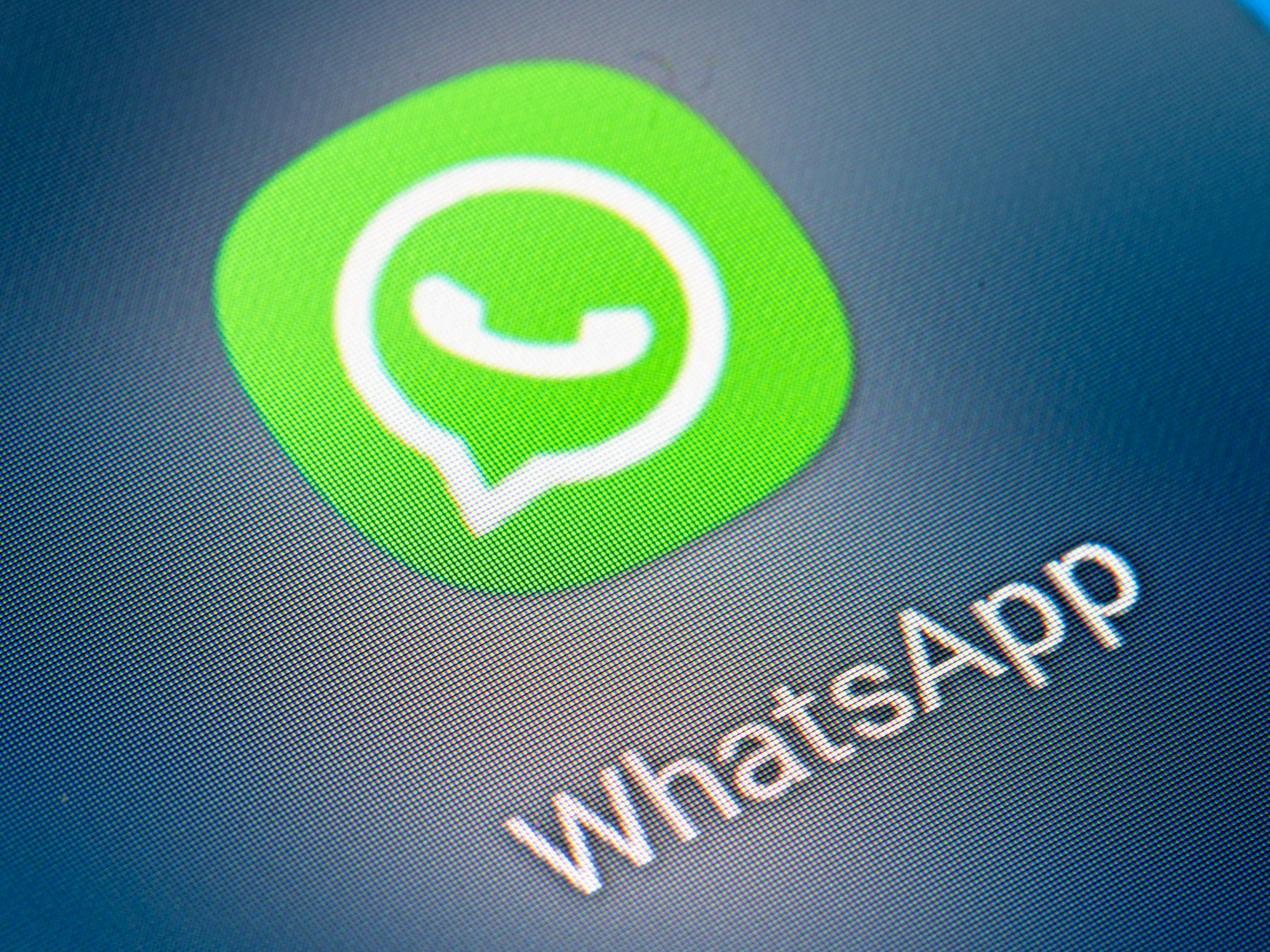Auf dem Bildschirm eines Smartphones sieht man das Icon der App Whatsapp.