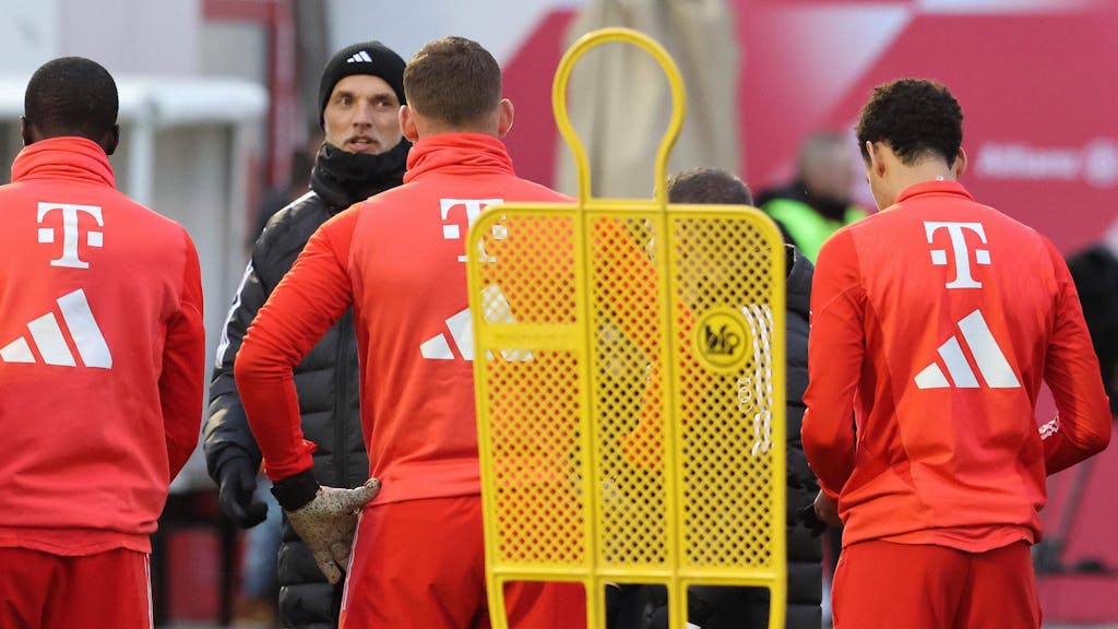 Thomas Tuchel spricht im Training mit den Spielern des FC Bayern München.