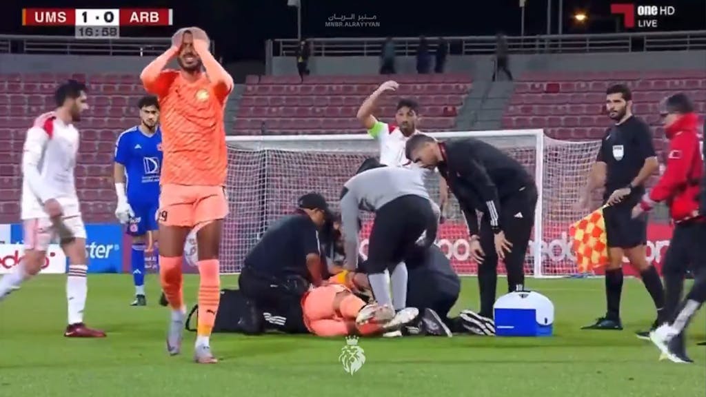 Stürmer Andy Delort von Umm Salal bricht im katarischen Pokalfinale gegen Al-Arabi plötzlich zusammen.
