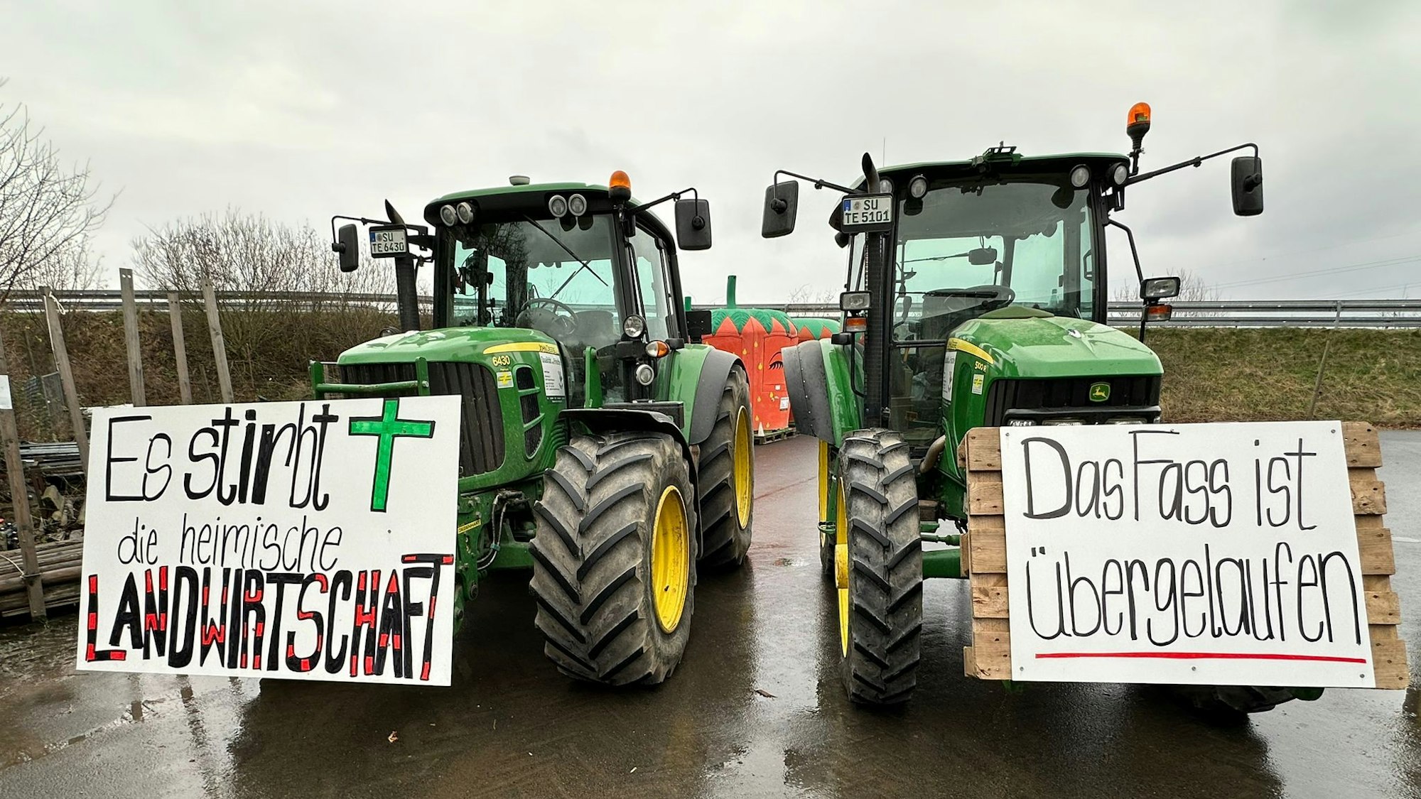 Die Bauern im Rhein-Sieg-Kreis sind für die Protestaktionen vorbereitet. An den Traktoren sind Protestplakate angebracht. Auf ihnen steht:„Esstirbt die heimische Landwirtschaft“ und „Das Fass ist übergelaufen“.