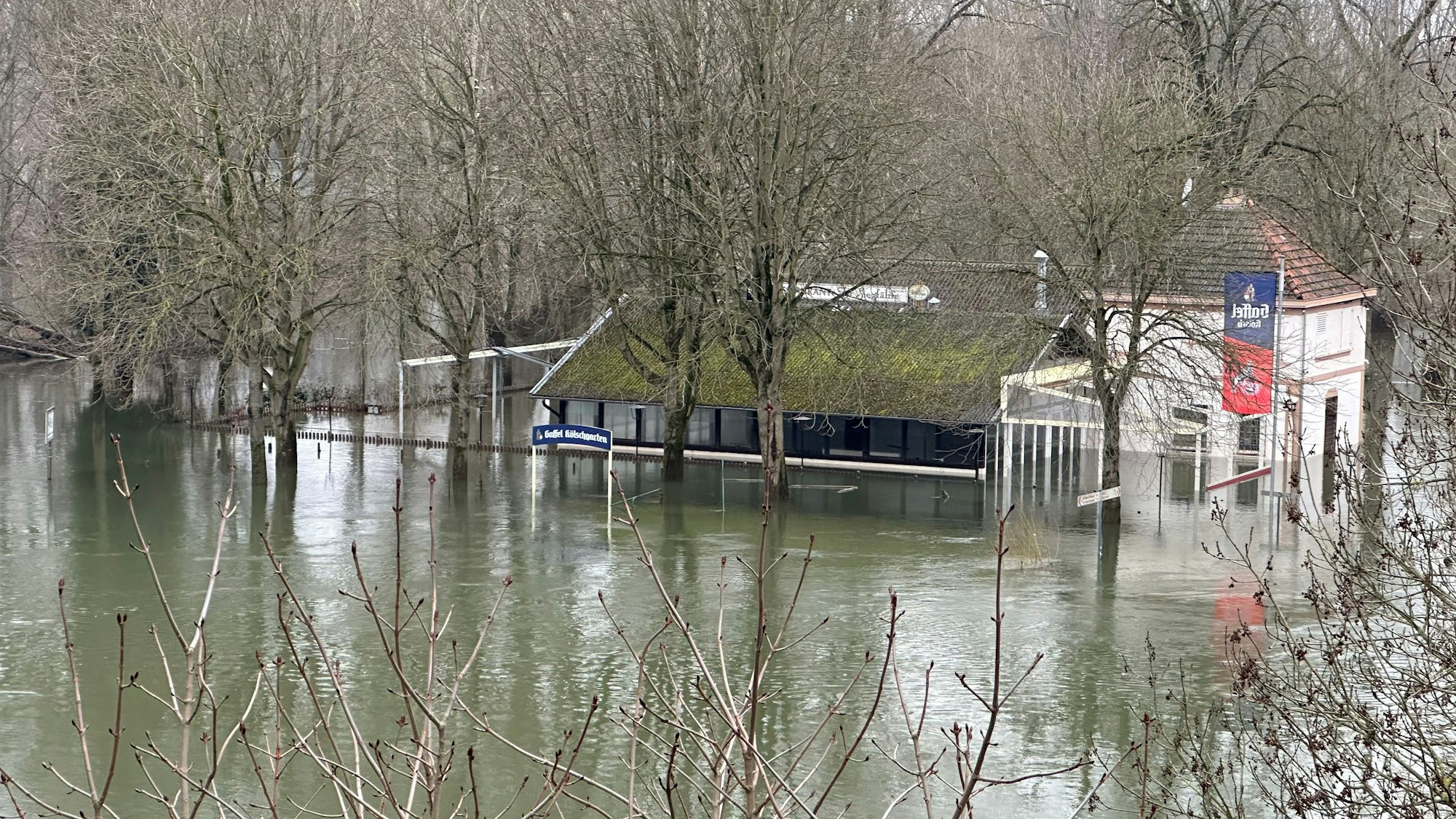 Das Restaurant Zur Siegfähre ist komplett überflutet.