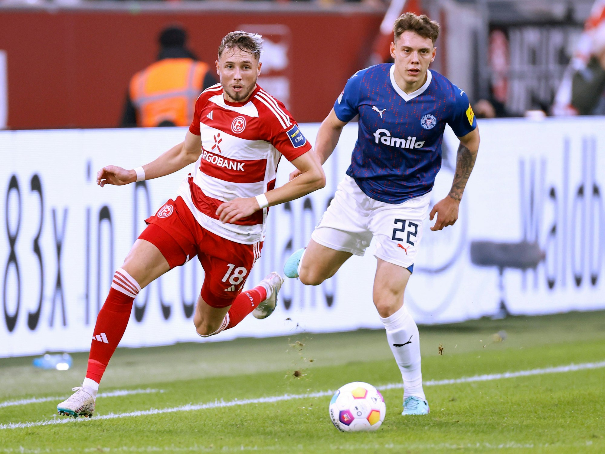 Fortuna-Düsseldorf-Spieler Jona Niemiec kämpft mit Holstein Kiels Nicolai Remberg um den Ball.