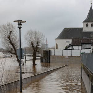 Hochwasser in Rodenkirchen, der Weg zum Rhein ist überspült.