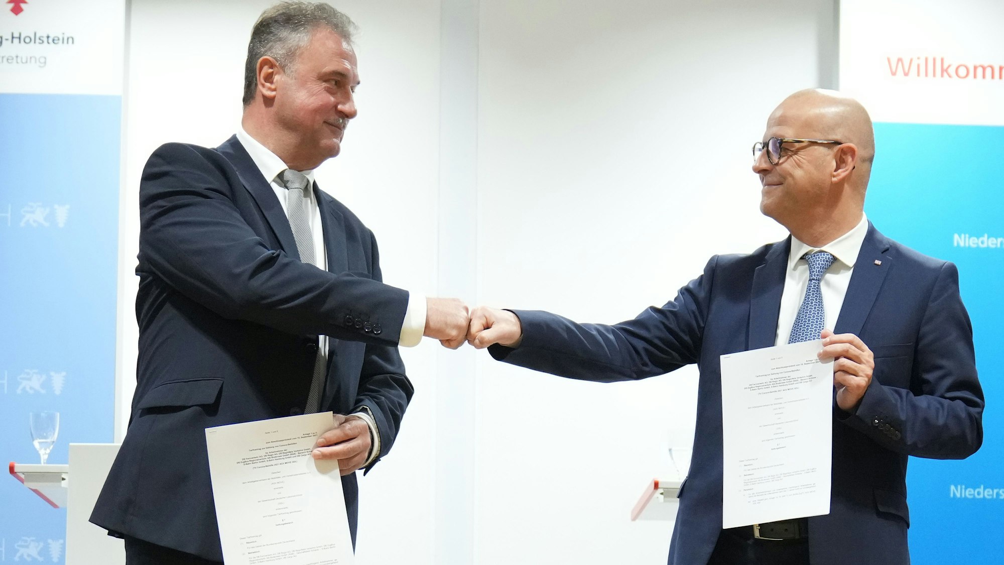 Kennen sich schon länger: DB-Personalvorstand Martin Seiler (r.) und GDL-Chef Claus Weselsky, hier beim Abschluss eines Tarifvertrags im September 2021.