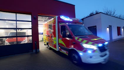 Ein Krankenwagen fährt mit Blaulicht zu einem Einsatz.