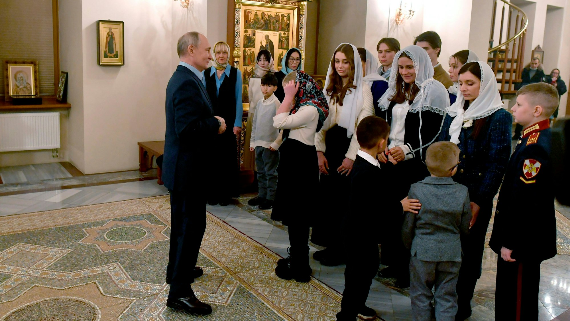 Der russische Präsident Wladimir Putin (links) spricht mit den Familien von Militärangehörigen, die während der sogenannten „speziellen Militäroperation“ in der Ukraine getötet worden sind.