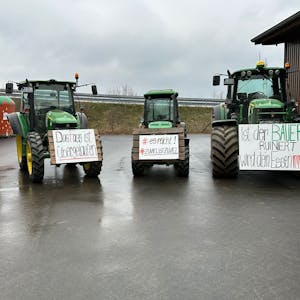Die Bauern im Rhein-Sieg-Kreis sind vorbereitet. Tracktore mit Protestplakaten.