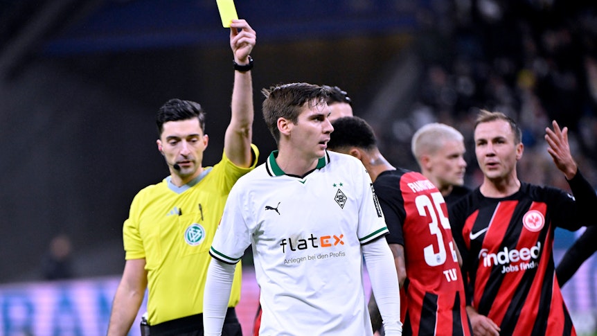 Ein Spieler von Borussia Mönchengladbach bekommt die gelbe Karte.
