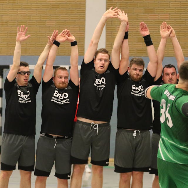 Der Kaller SC bildet eine Mauer, die Spieler reißen beim Freiwurf von Daniel Schüller die Arme hoch.
