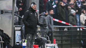Trainer von Borussia Mönchengladbach gestikuliert in einem Test-Spiel.