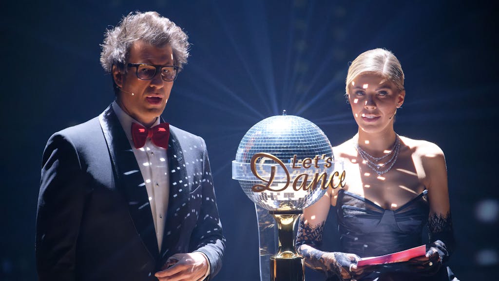 Die Moderatoren Daniel Hartwich und Victoria Swarovski stehen neben der Trophäe beim Finale der RTL Live-Tanzshow "Let's Dance" im Studio.&nbsp;