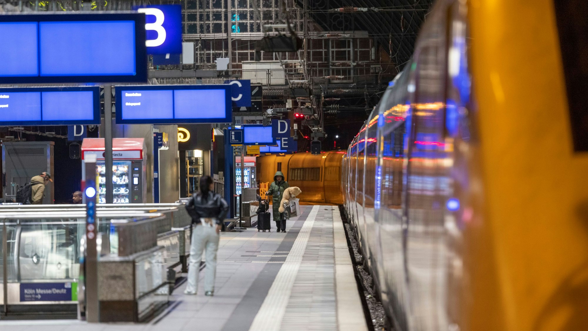 Leere Bahnsteige am Kölner Hauptbahnhof: Ab Mittwoch, 10. Januar, soll der Personen-Bahnverkehr durch die Lokführer-Gewerkschaft GDL bestreikt werden. (Symbolbild)