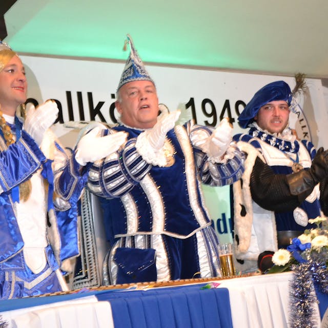 Jungfrau, Prinz und Bauer des Karnevalsdreigestirns in Blau und Weiß..