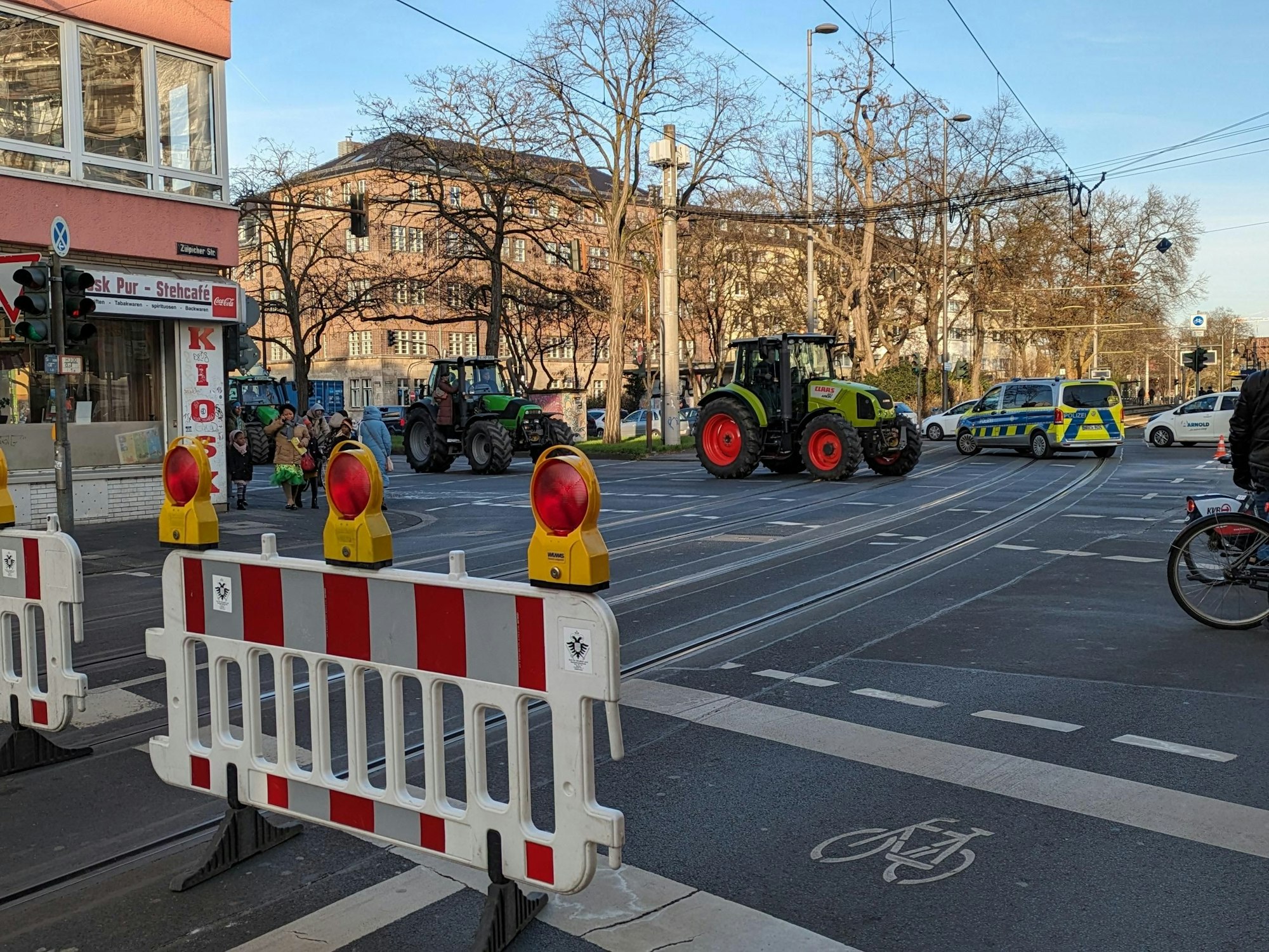 Traktoren fahren durch das ganze Kölner Stadtgebiet, hier im Bereich Universitätsstraße/Zülpicher Straße.