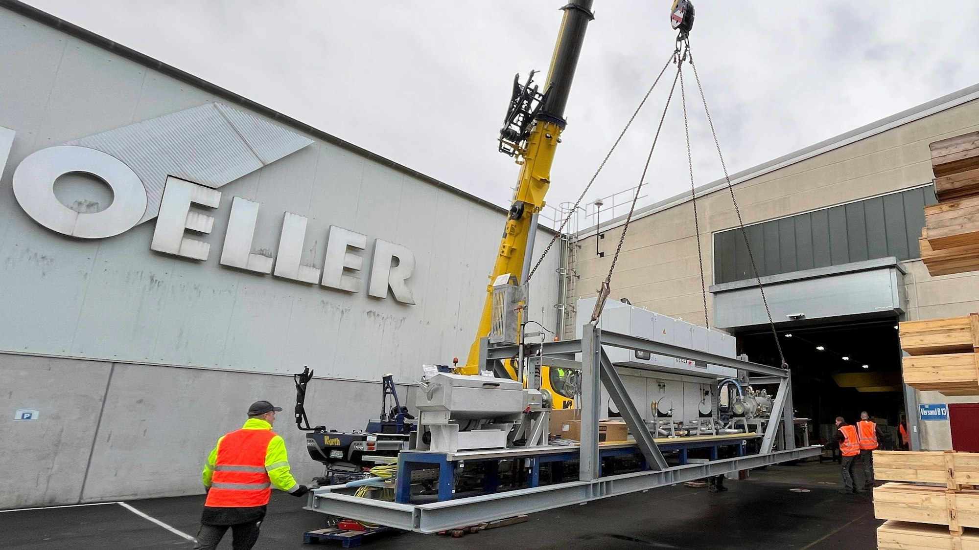 Im Schoeller-Werk in Hellenthal werden mit einem Kran große Teile für eine neue Schweißanlage angeliefert.