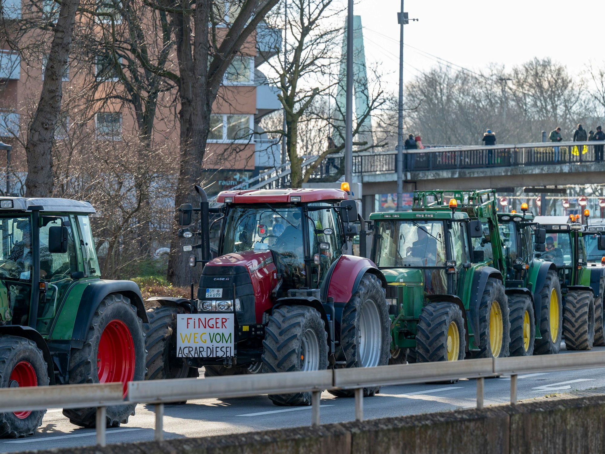08.01.2024, Köln: Bauern blockieren mit ihren Traktoren die Opladebner Straße in Deutz. Die Landwirte protestieren gegen Subventionskürzungen im Agrarbereich. Foto: Uwe Weiser
