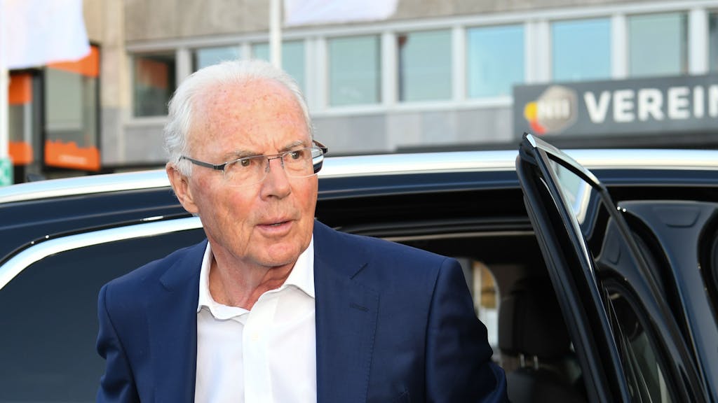 Franz Beckenbauer kommt auf dem roten Teppich. Der Fußball-Kaiser ist am Sonntag gestorben.