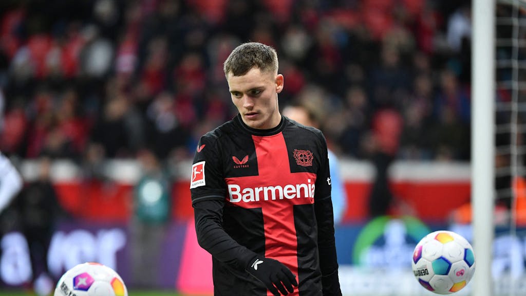 Florian Wirtz steht im Spiel für Bayer Leverkusen auf dem Platz.