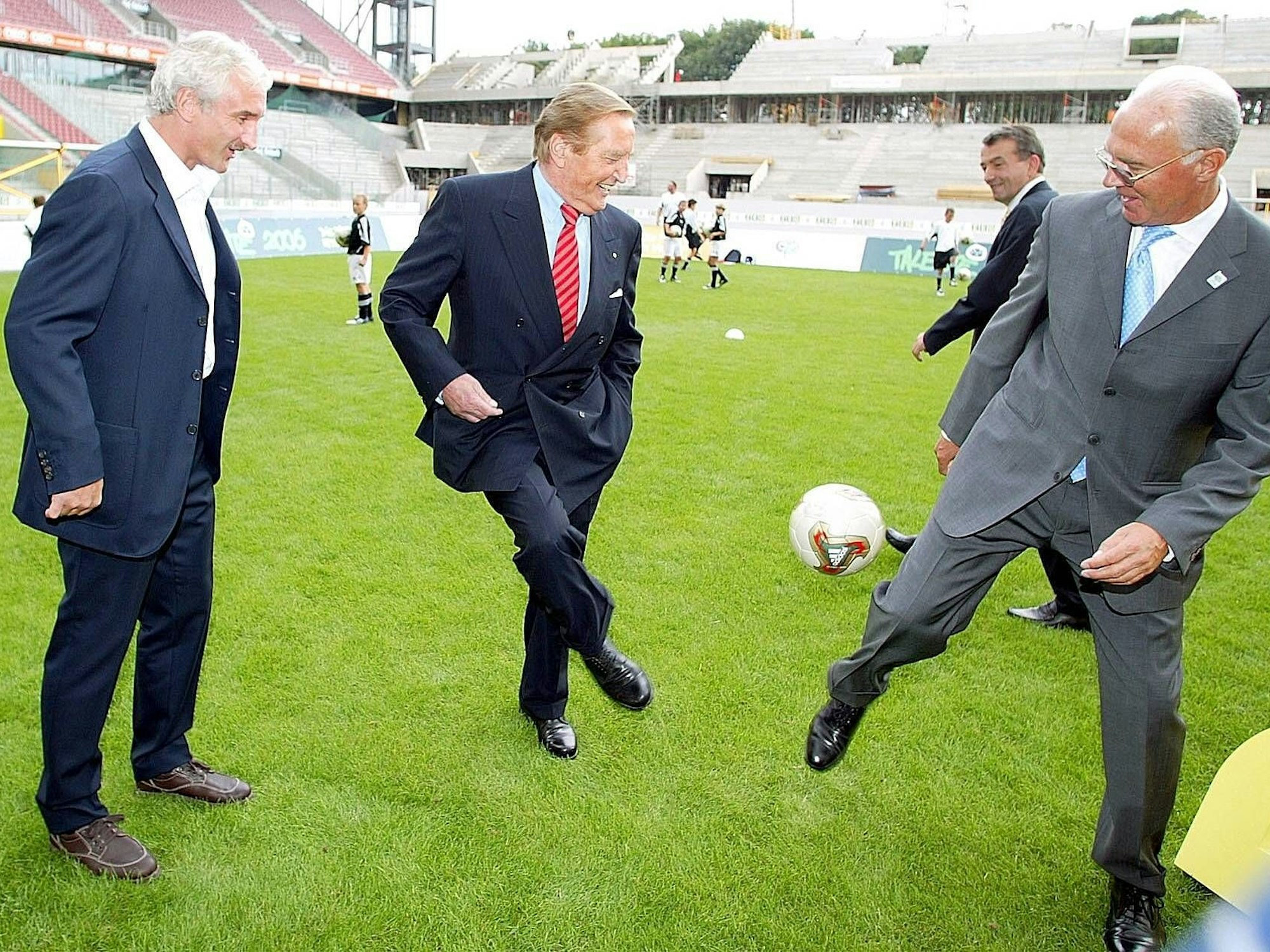 Franz Beckenbauer (re., Präsident des Organisationskomitees zur Weltmeisterschaft 2006), DFB-Präsident Gerhard Mayer-Vorfelder (Mitte) und Teamchef Rudi Völler spielen sich im Rahmen des DFB-Projektes Talente 2006 den Ball zu.