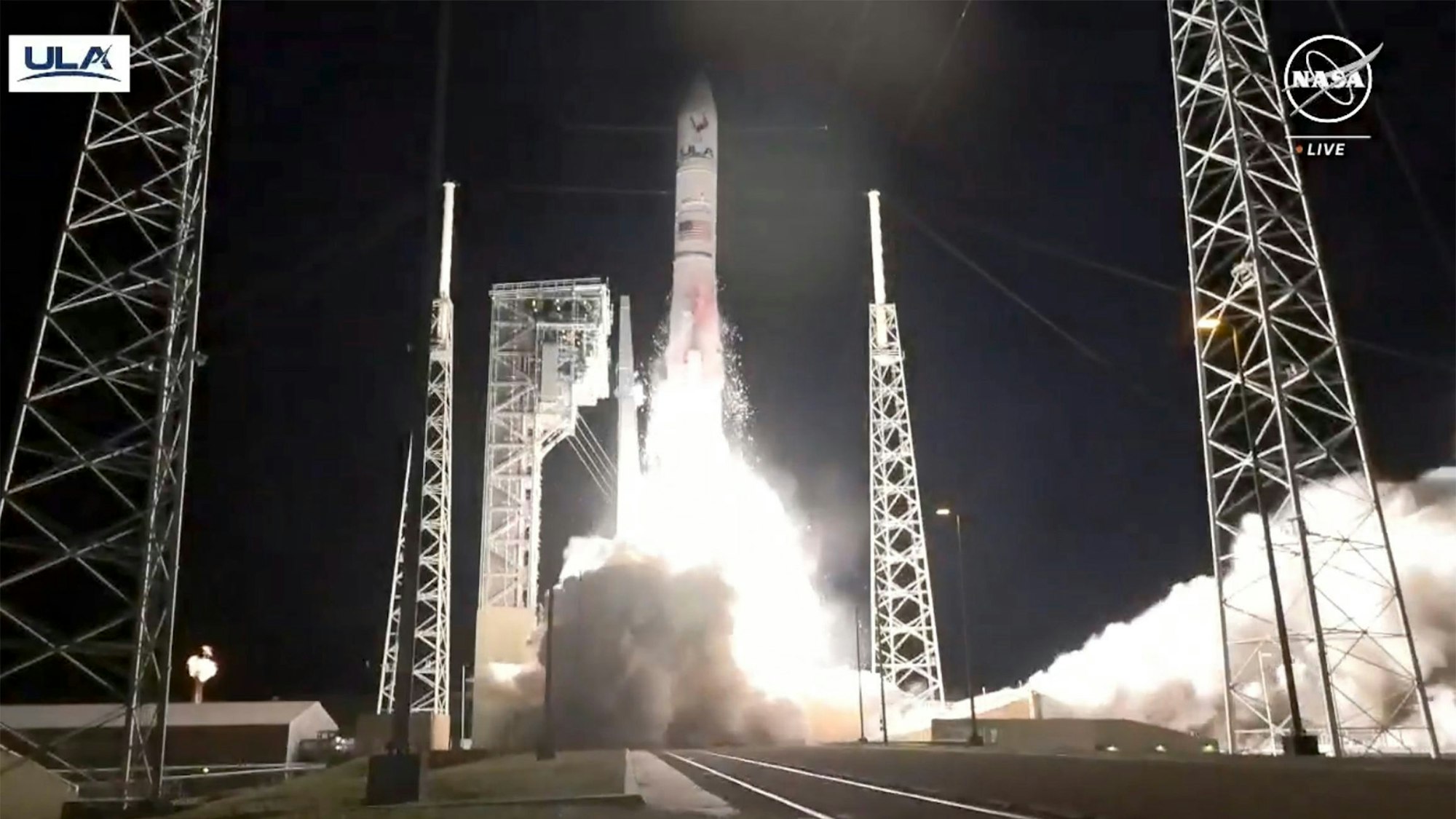 In diesem Handout, das aus einem NASA-Video stammt, startet die Vulcan-Rakete vom Typ Vulcan Centaur der United Launch Alliance mit dem Lander von Astrobotic Technology an Bord vom Weltraumbahnhof Cape Canaveral.