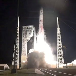 In diesem Handout, das aus einem NASA-Video stammt, startet die Vulcan-Rakete vom Typ Vulcan Centaur der United Launch Alliance mit dem Lander von Astrobotic Technology an Bord vom Weltraumbahnhof Cape Canaveral.