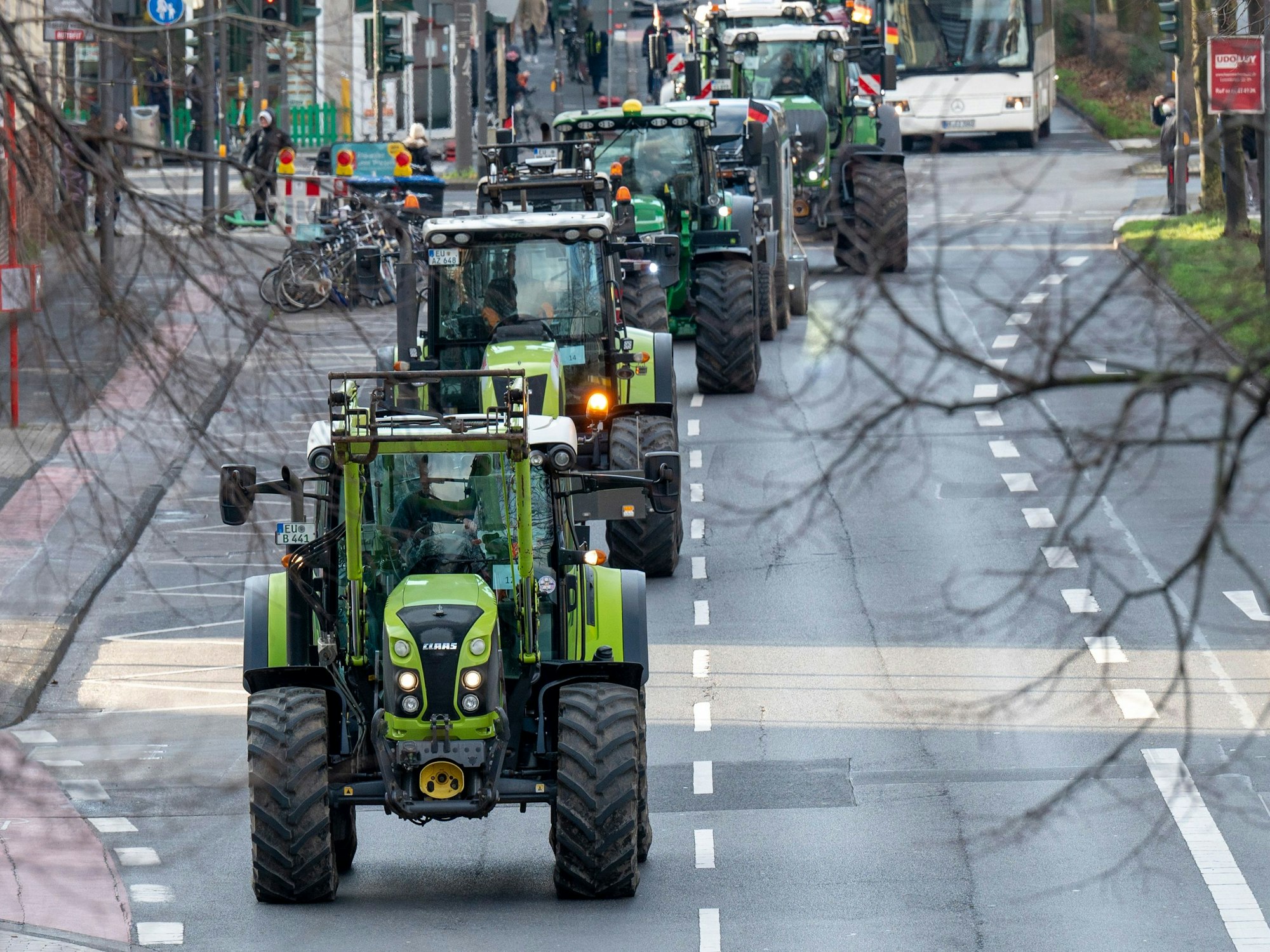 08.01.2024, Köln: Bauern blockieren mit ihren Traktoren die Luxemburger Straße. Die Landwirte protestieren gegen Subventionskürzungen im Agrarbereich. Foto: Uwe Weiser