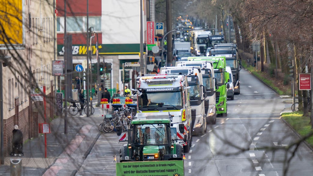 Bauernproteste mit Traktoren und Lkw durch Köln.