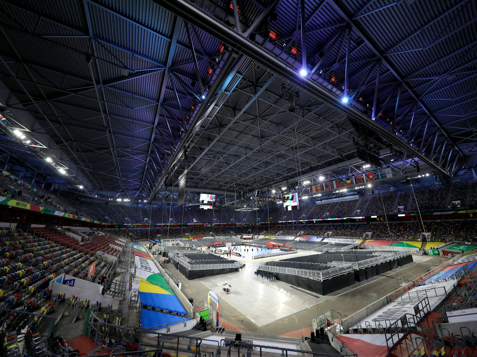 Die Merkur Spiel Arena in Düsseldorf wird bereits für die Vorrunden-Spiele der Handball-EM 2024 vorbereitet.