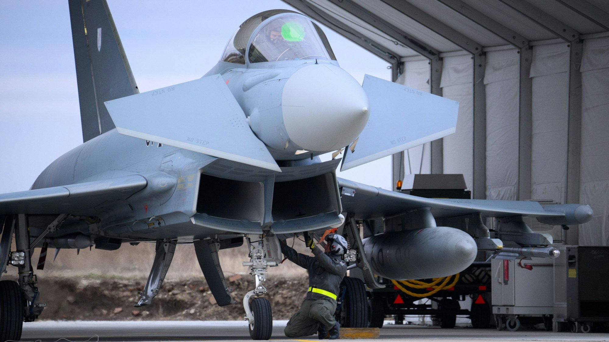 Bundeswehr-Soldaten machen auf einem Flugplatz einen deutschen Eurofighter startklar. (Symbolbild) Die Bundesregierung ist nach Angaben von Außenministerin Annalena Baerbock offen für die Lieferung von Eurofigter-Kampfjets an Saudi-Arabien.
