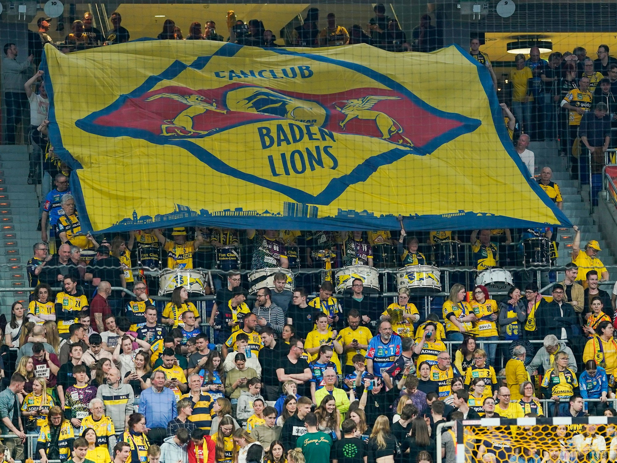 Fans der Rhein-Neckar Löwen halten in der SAP-Arena ein Transparent mit der Aufschrift „Baden Lions“ in die Höhe (2023).